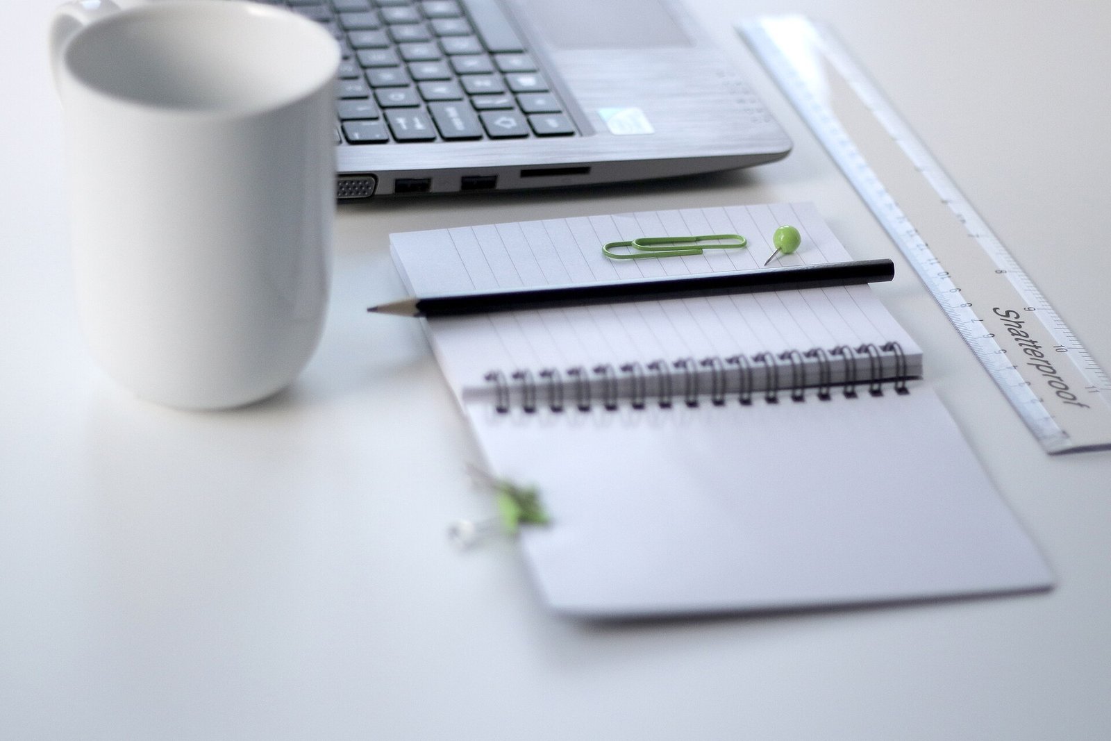 Carnet, stylo et ordinateur sur un bureau