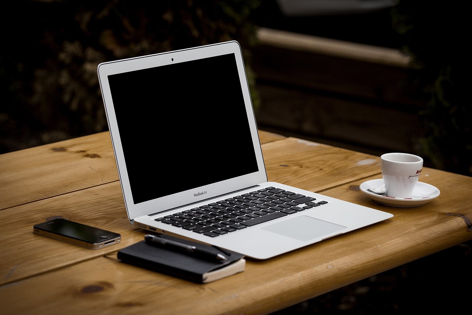 Ordinateur portable et tasse sur une table